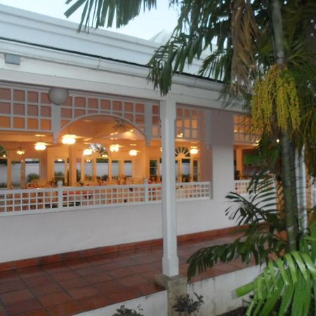 Hotel Pommarine Бриджтаун Экстерьер фото