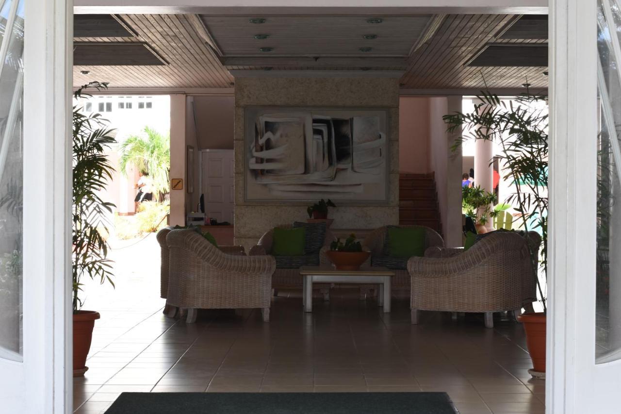 Hotel Pommarine Бриджтаун Экстерьер фото